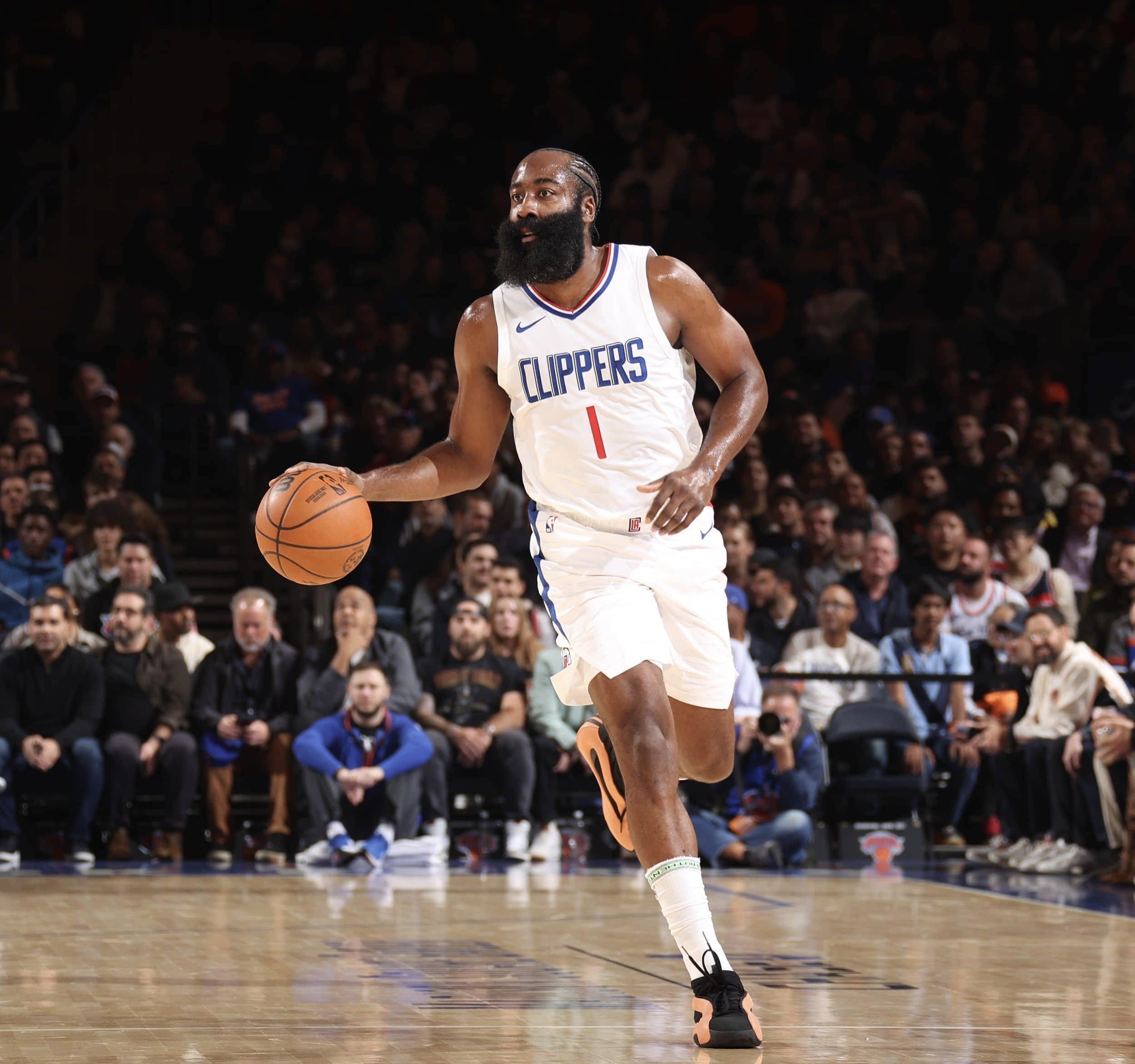 爱游戏在线-太阳力克雄鹿,哈登点燃赛场