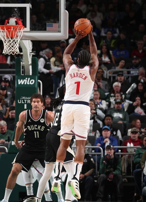 太阳力克雄鹿,哈登点燃赛场 太阳力克雄鹿,哈登点燃赛场