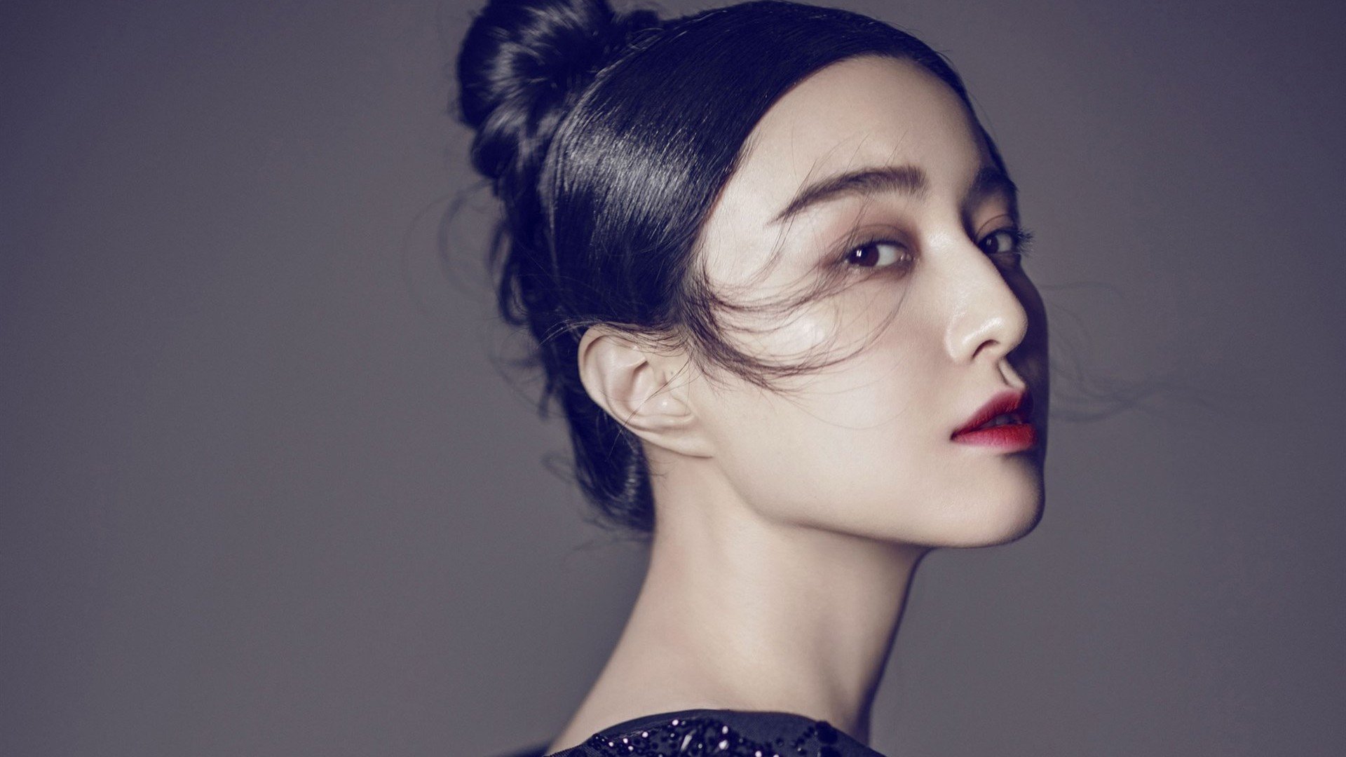 爱游戏娱乐-当红黑军团遭遇特兰加雄狮，一场虚构的巅峰对决，见证莱万硬仗本色