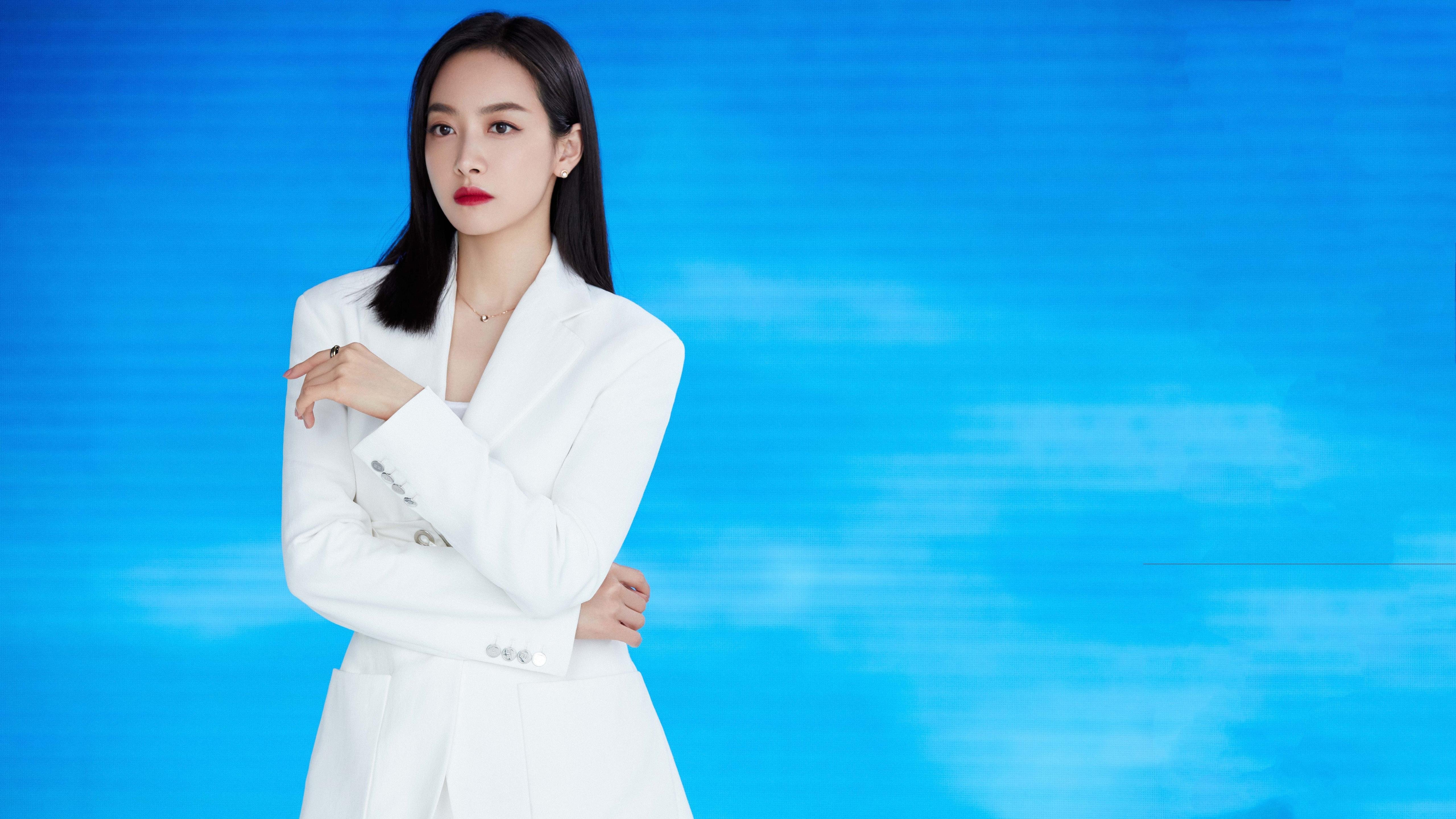 爱游戏娱乐-绿茵豪情与硬木韧劲，团队之魂的跨界交响